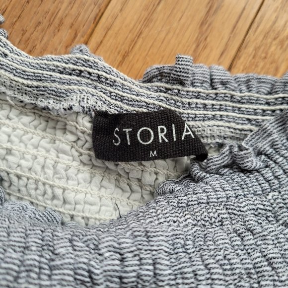 Storia Floral Smocked Off the Shoulder Top Sleeves M - Picture 2 of 10